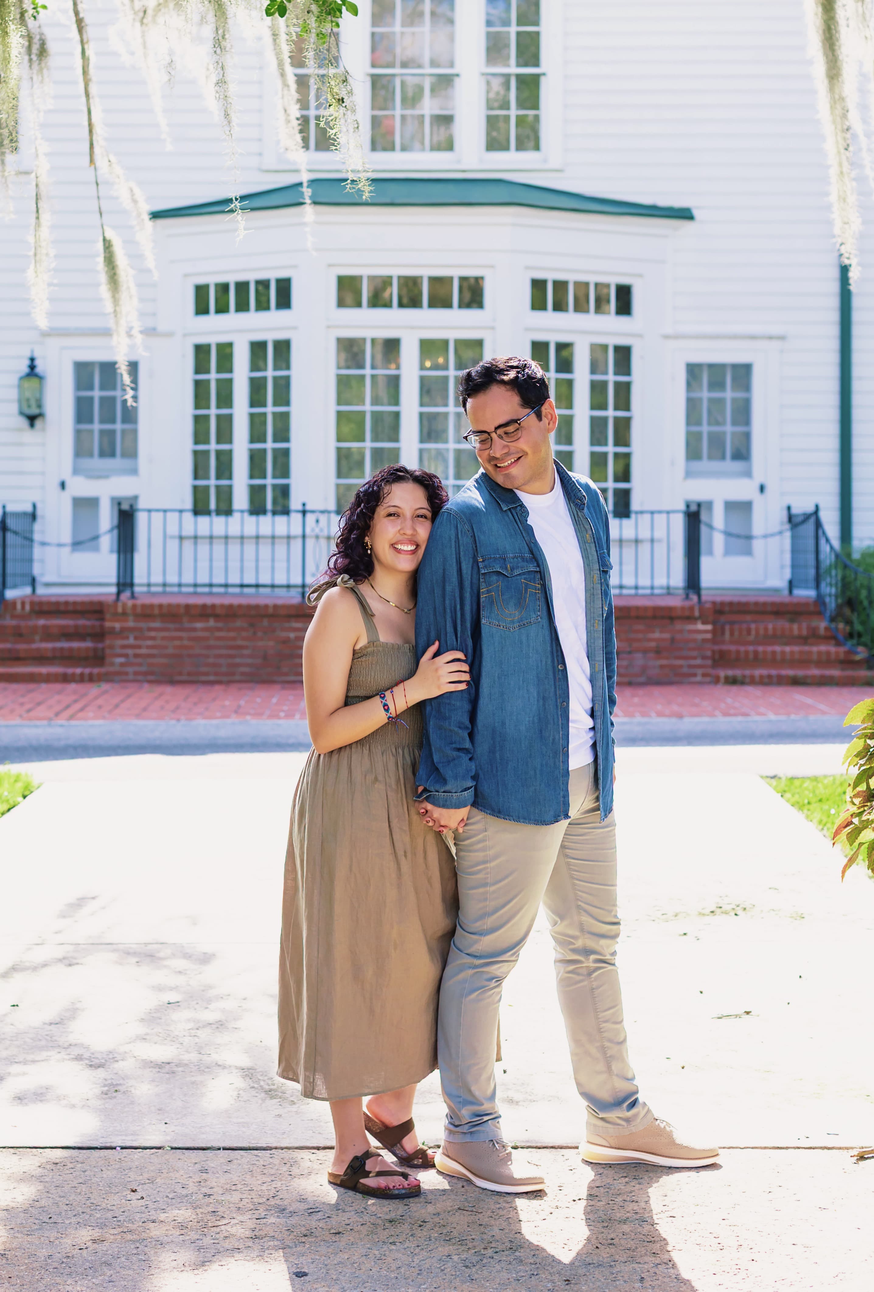 Andrea y Mario frente a una casa blanca.