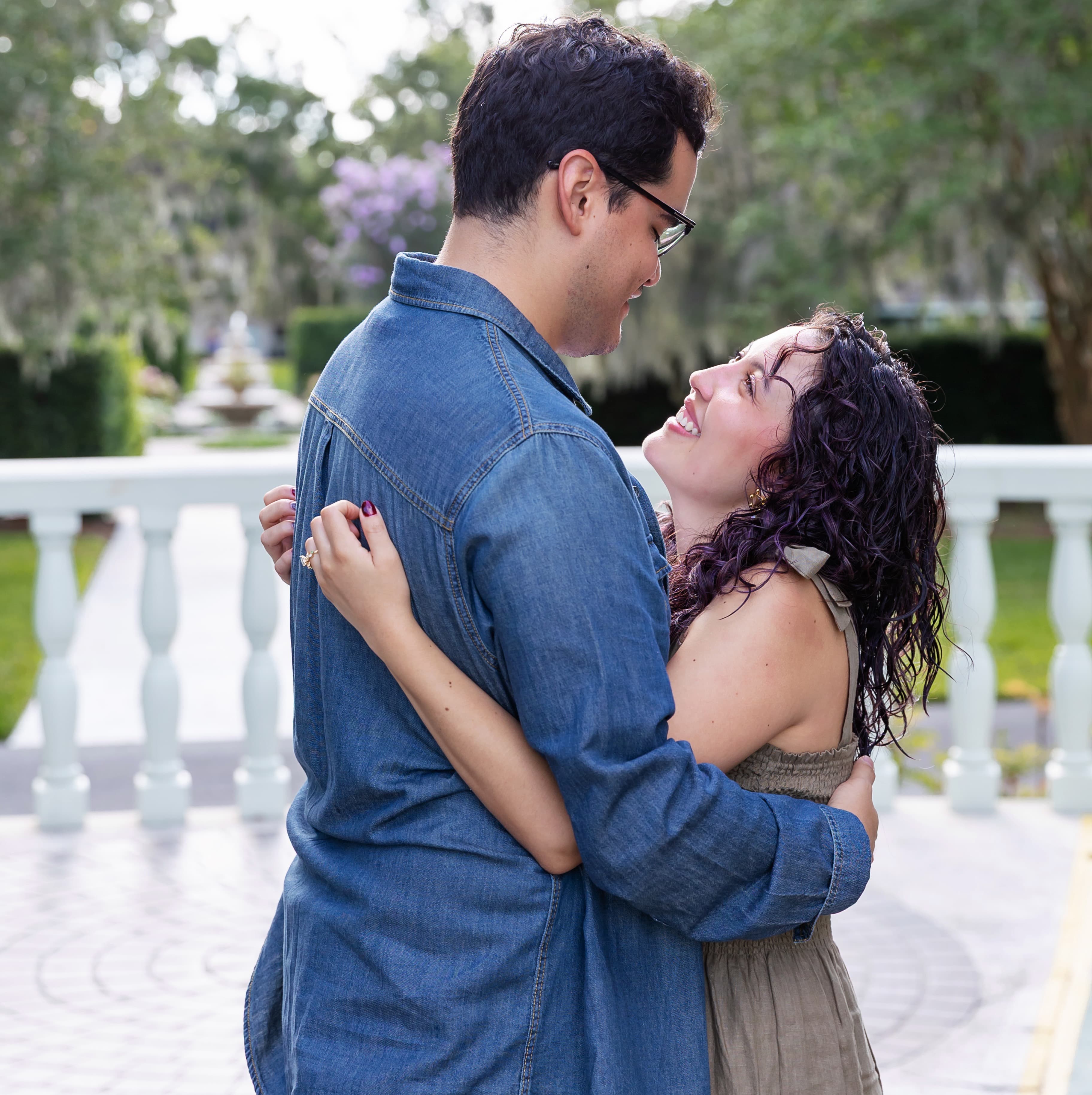 Andrea y Mario abrazados en un jardín.
