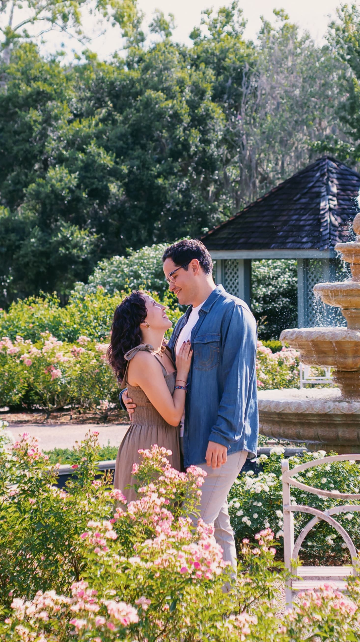 Andrea y Mario en el jardín